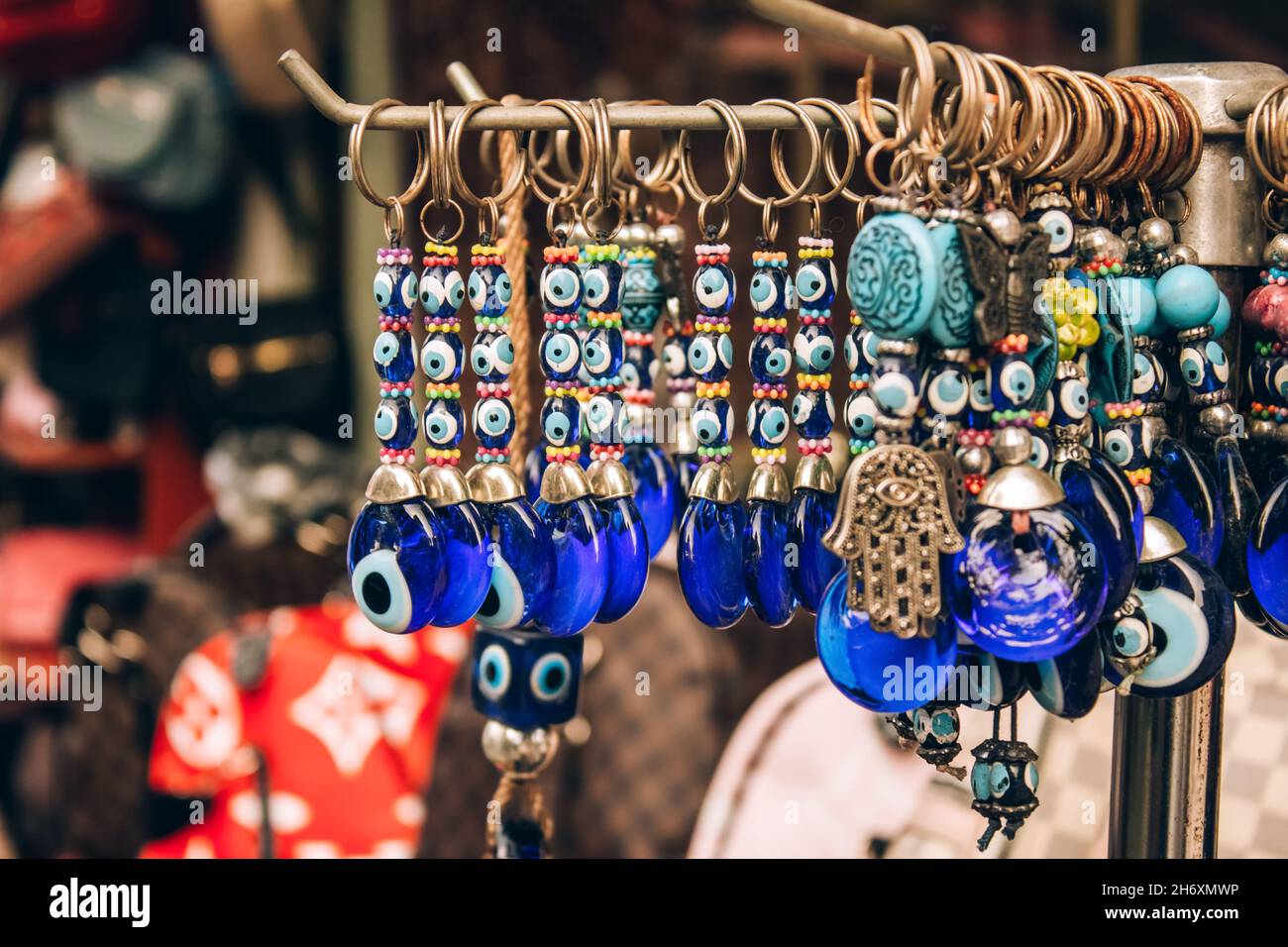 Traditionelle böse Augenperle - Schutzamulett im Souvenirladen. Beliebte touristische Souvenir und Talisman in verschiedenen Ländern auf der ganzen Welt Stockfoto