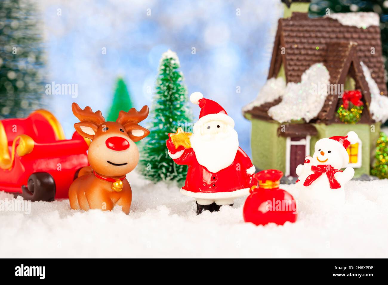 Neujahrskarte mit dem Weihnachtsmann in der Nähe des Hauses. Konzept Stockfoto