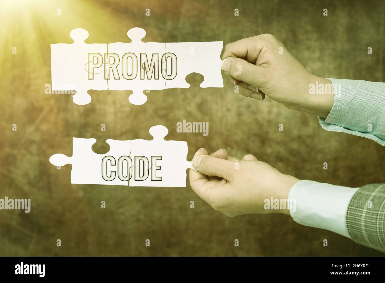 Inspiration mit Zeichen Aktionscode. Digitale Zahlen mit Konzeptfotos, die Ihnen einen guten Rabatt auf bestimmte Produktbusinesswoman geben, die Strategie für finden Stockfoto