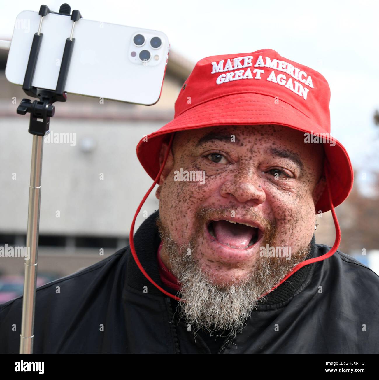 Kenosha, Wisconsin, USA. November 2021. MO REESE DELK sagte, er unterstütze Kyle Rittenhouse, da sich am Donnerstag, dem 18. November 2021, eine Handvoll Demonstranten und Gegenprotestierer vor dem Kenosha, Wisconsin, Bezirksgericht versammeln, während die Jury im Kyle-Rittenhouse-Prozess berät. Rittenhouse, damals 17, schoss drei Menschen, zwei von ihnen tödlich während der Unruhen, die nach der siebenfachen Erschießung von Jacob Blake durch einen Kenosha-Polizeibeamten folgten. (Bild: © Mark Hertzberg/ZUMA Press Wire) Stockfoto