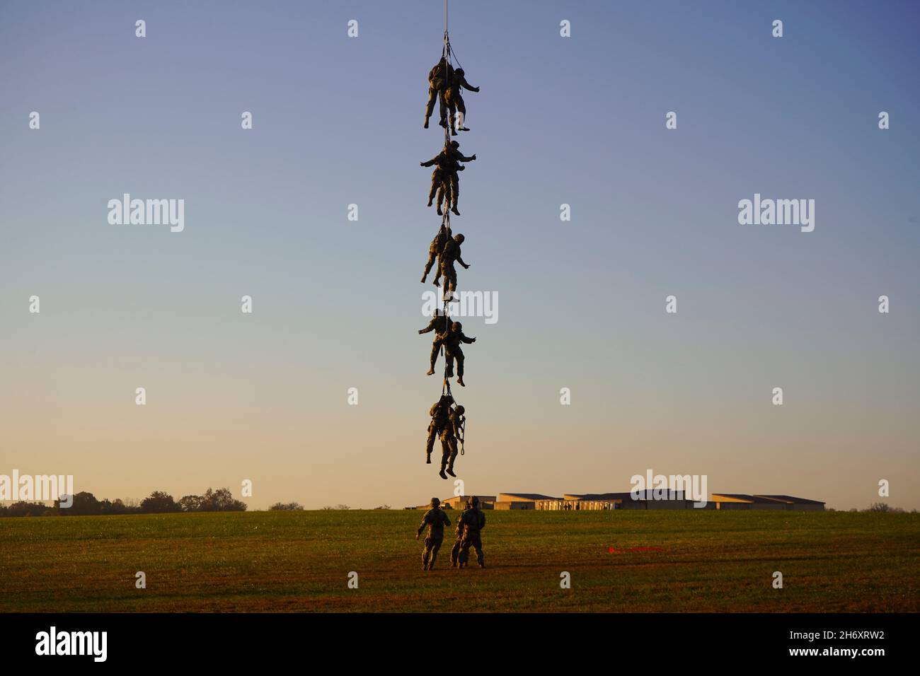 Fort Campbell, Kentucky, USA. November 2021. Zehn Soldaten, darunter Pvt. Die 2nd Class-Spezialistin für Kochkunst der US-Armee (92 G) in der 101st Airborne Division (Air Assault) aus Fort Wayne, Indiana, hebt sich mit einem Seil, das an einem UH-60 Blackhawk während SPIONEN befestigt ist, während des Trainings von der Erde ab. SPIONE sind eine Taktik für Luftangriffe, die zum Einfügen oder Extrahieren von Soldaten in Gebieten verwendet wird, in denen keine Hubschrauberlandezone eingerichtet werden kann. Ausbilder der Sabalauski Air Assault School und Piloten der 101. Combat Aviation Brigade stellten SPIONE zur Verfügung Stockfoto