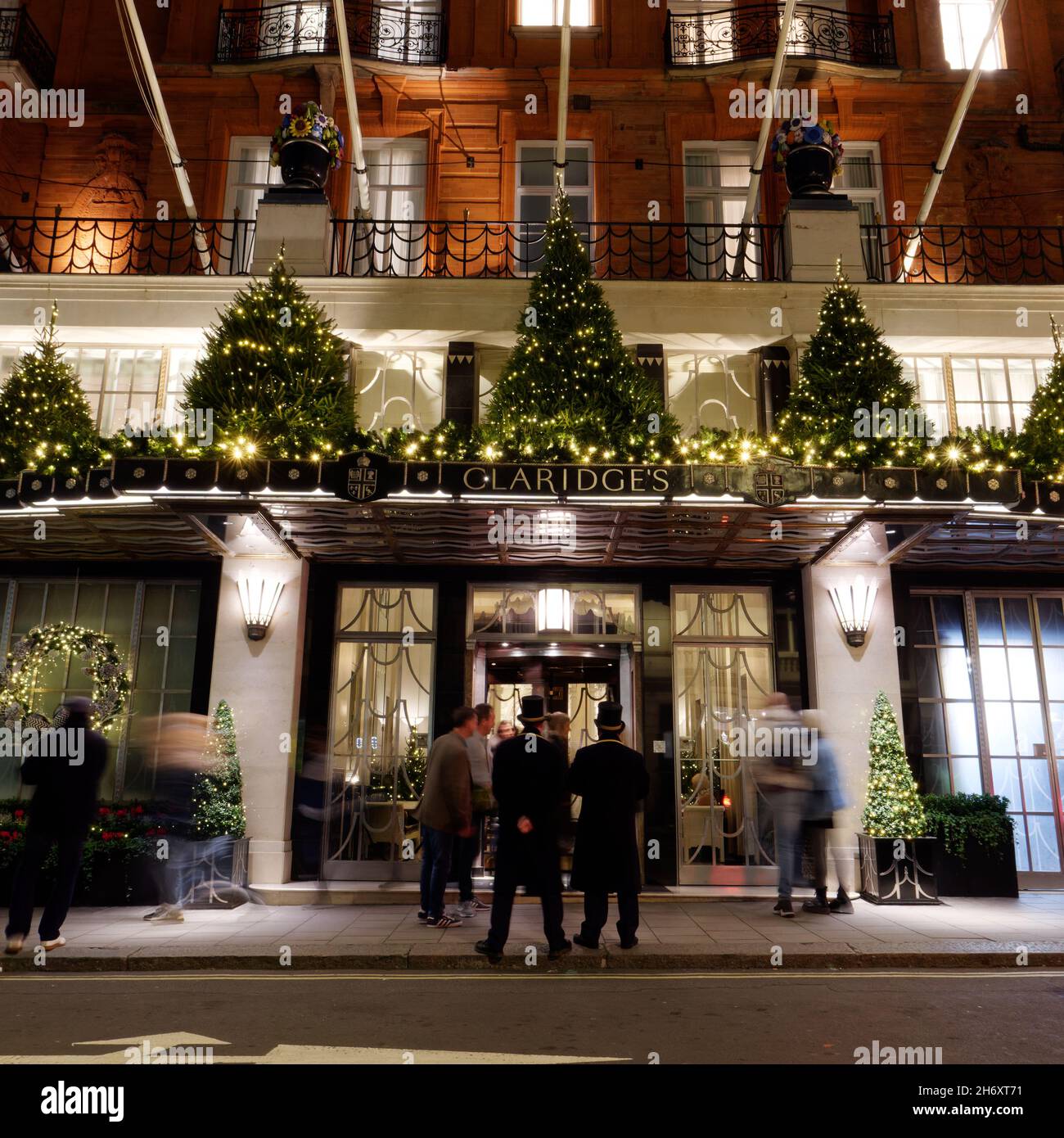 London, Greater London, England, November 13 2021: Türsteher vor Claridges Luxus-5-Sterne-Hotel mit Weihnachtsvorführungen. Stockfoto