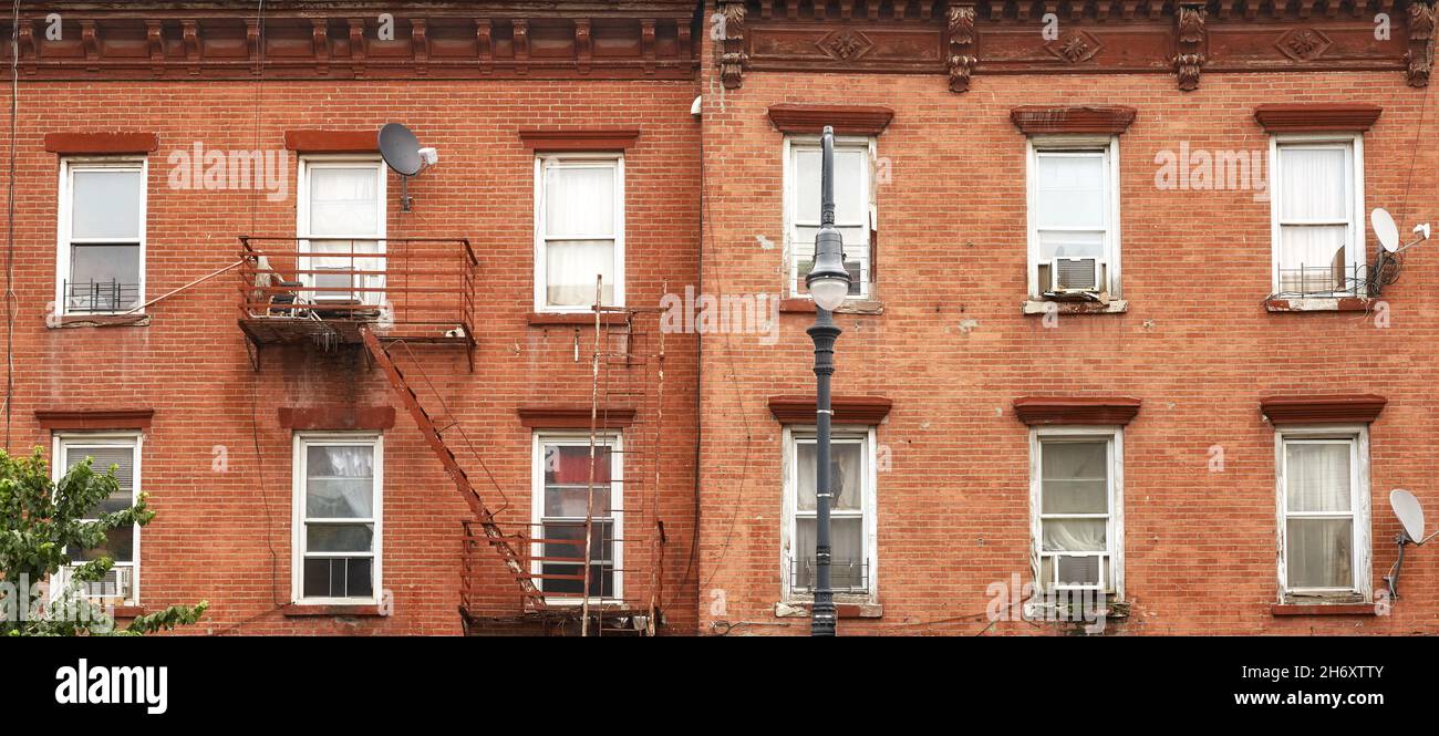 Alte Backsteinhäuser in New York City, USA. Stockfoto