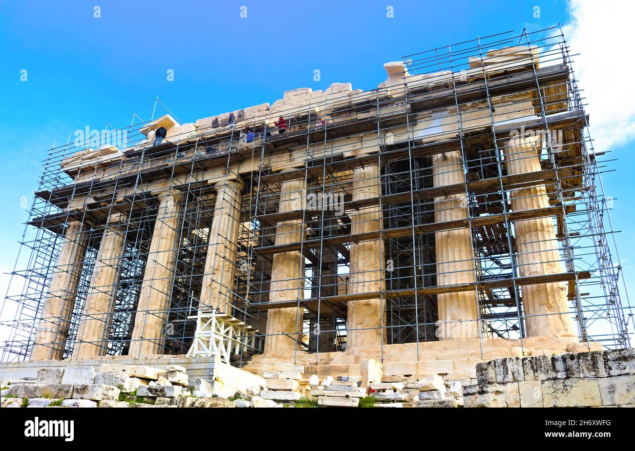Arbeiter hoch oben auf Gerüsten für Restaurierungsarbeiten am antiken Parthenon auf der Akropolis in Athen Griechenland 1 - 3 - 2018 Stockfoto