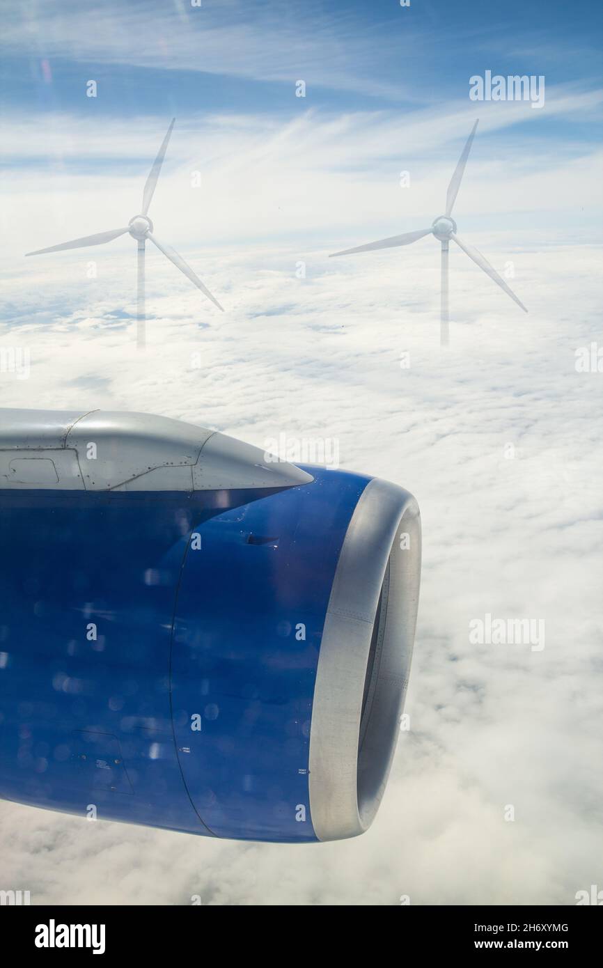Blick über den Flugzeugmotor mit Windturbinen in der Ferne. Luftfahrtindustrie, saubere, erneuerbare Energien, Biokraftstoff... Konzept Stockfoto