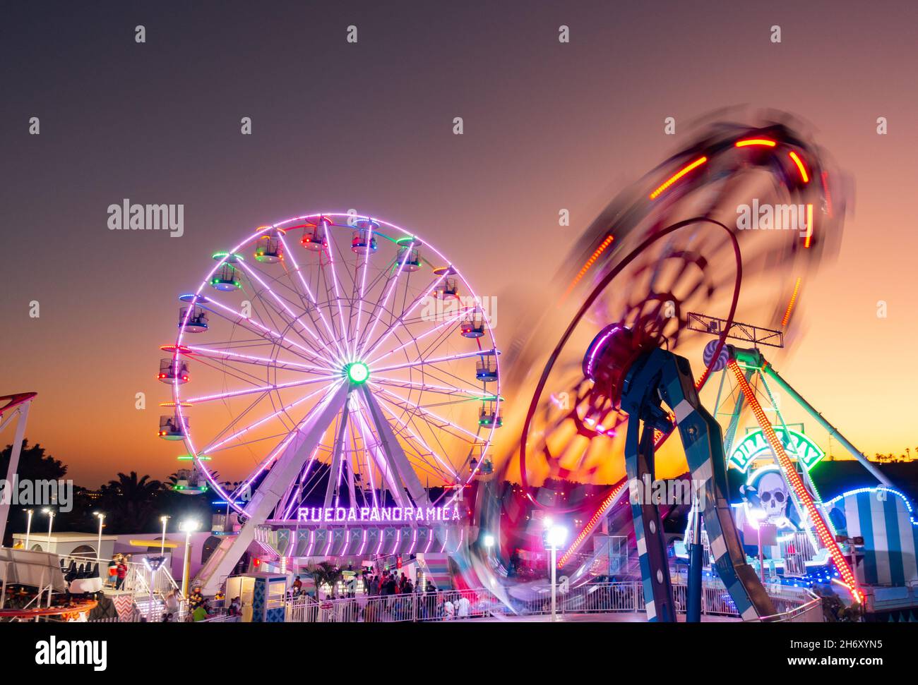 Jahrmarkt, Fahrt auf dem Festgelände bei Sonnenuntergang, Abenddämmerung Stockfoto