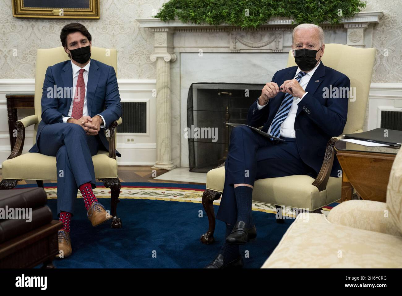 Washington, Usa. November 2021. Präsident Joe Biden und Premierminister von Kanada Justin Trudeau treffen sich am Donnerstag, den 18. November 2021, im Oval Office des Weißen Hauses in Washington, DC. Pool Foto von Doug Mills/UPI Kredit: UPI/Alamy Live Nachrichten Stockfoto