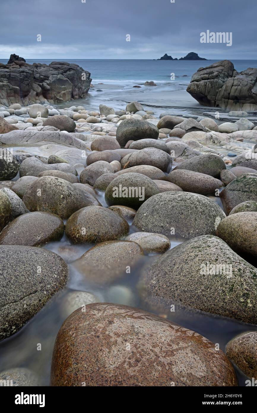 Blick auf den Strand von Porth Nanven mit den Granitfelsen North Cornwall UK Stockfoto