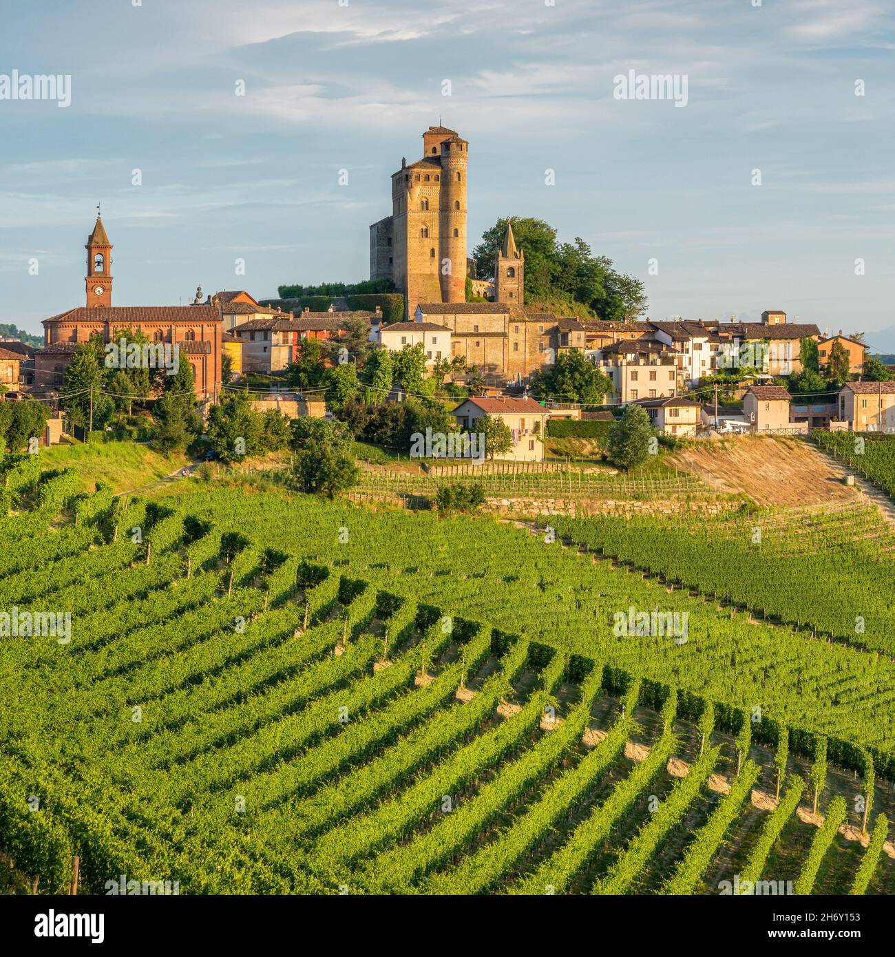 Das schöne Dorf Serralunga d'Alba und seine Weinberge in der Langhe Region Piemont, Italien. Stockfoto