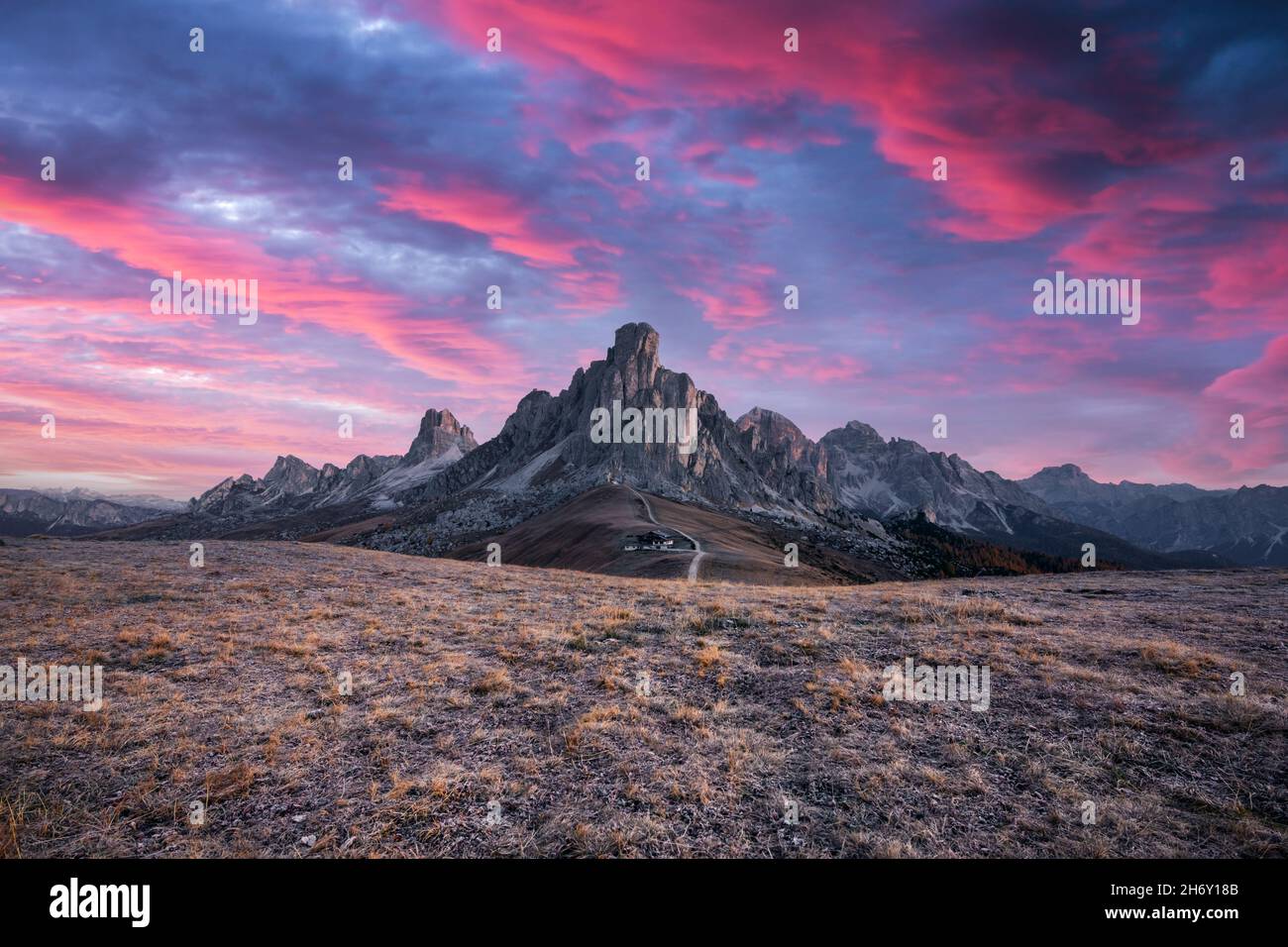 Malerische Landschaft bei einem unglaublichen rosafarbenen Sonnenuntergang in den italienischen Dolomiten. Passo Giau (Giau Pass) mit den berühmten Ra Gusela und Nuvolau Gipfeln im Hintergrund. Dolomiten, Italien Stockfoto