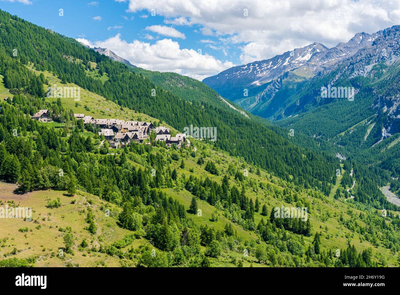 Schöne Panoramaaussicht in der Nähe von Sestriere, Provinz Turin, Piemont, Italien. Stockfoto