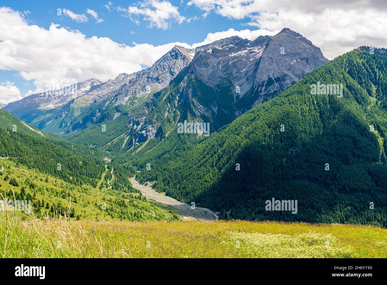 Schöne Panoramaaussicht in der Nähe von Sestriere, Provinz Turin, Piemont, Italien. Stockfoto