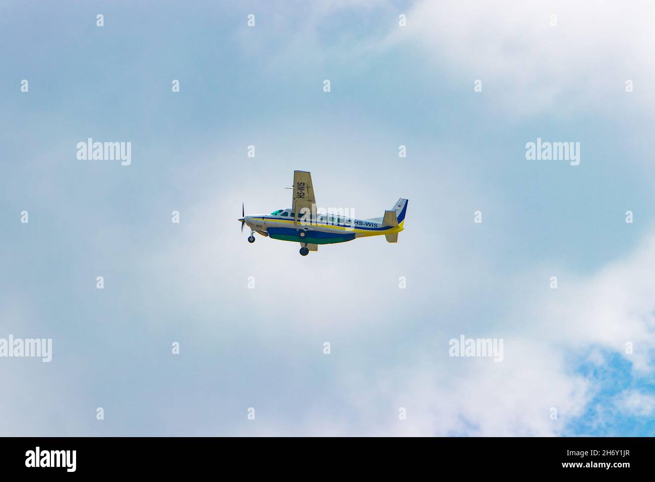 Thailand, Ching Mai, 14. August 2018, Cessna 208B Grand Caravan hebt vom Flughafen Chiang Mai ab Flugzeug am blauen Himmel mit Wolken. Stockfoto