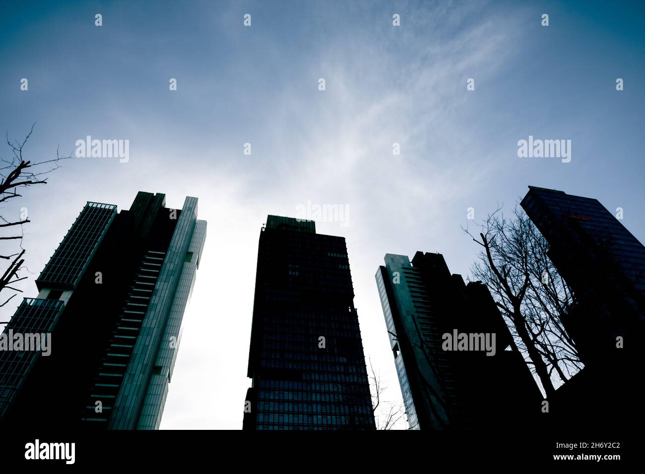 Wohn- und Finanzgebäude. Silhouette von Wolkenkratzern. Stockfoto