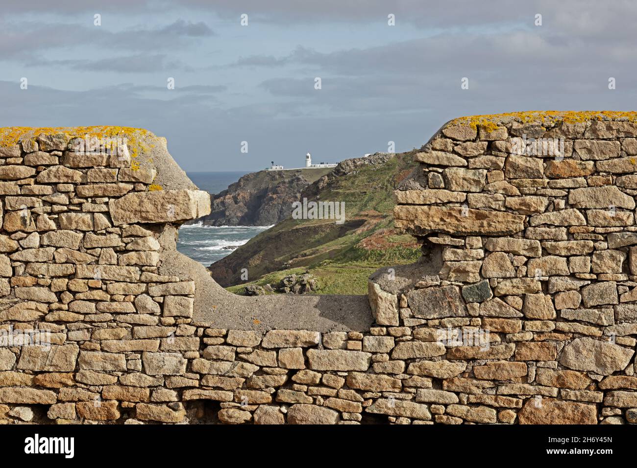 Blick auf den Pendeen Leuchtturm von den Ruinen der Levant Tin Mine North Cornwall Stockfoto