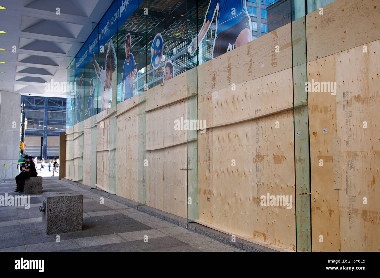 Toronto, Ontario, Canada - 06/25/2010: Holzbrett wurde verwendet, um zu verhindern, dass Fenster beim Aufstand zerschlagen wurden Stockfoto