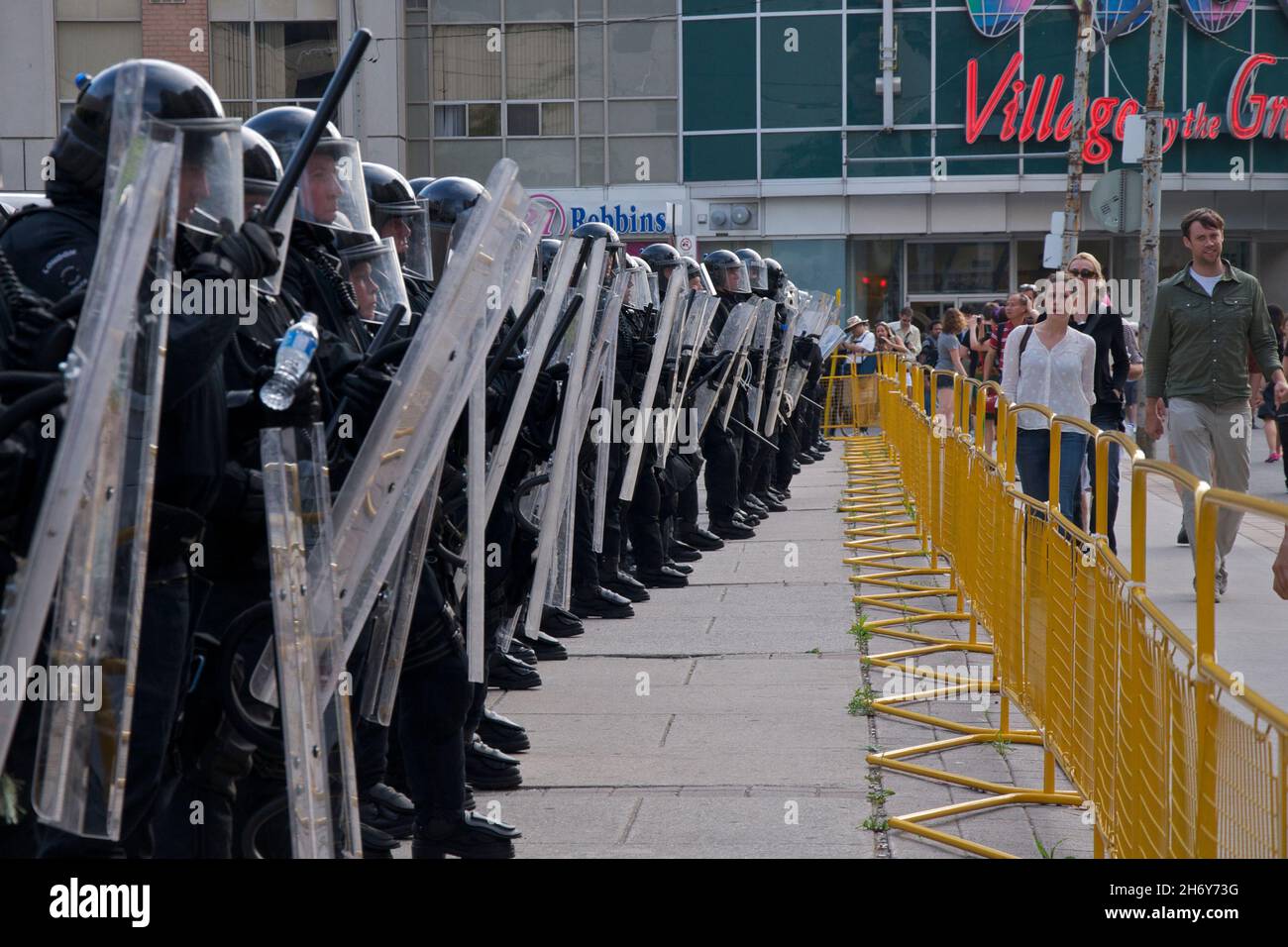 Toronto, Ontario, Kanada - 06/25/2010 : die Polizei von Riot schränkt die Bewegung der Demonstranten vom Gipfel G20 auf der Polizeistation von Toronto (52 Division) in Toron ein Stockfoto