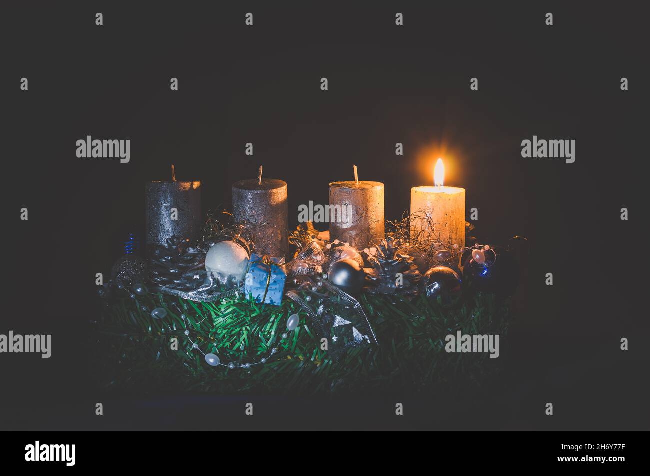 1. adventkonzept mit einer glühenden brennenden Kerze Stockfoto