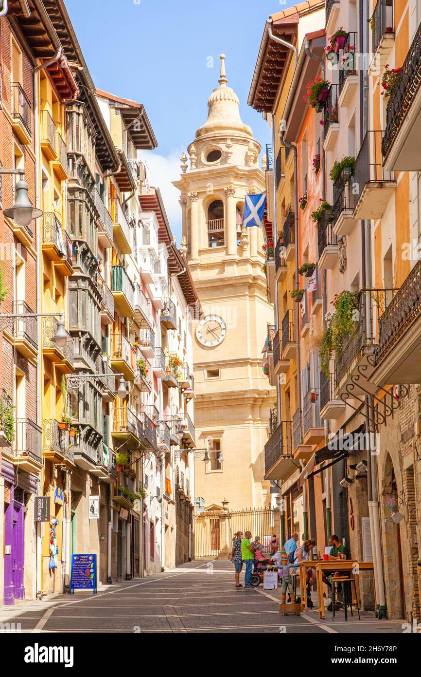 Spanische Straßenszene in der Stadt Pamplona Navarra Spanien mit Blick auf die Kathedrale Santa María la Real Stockfoto
