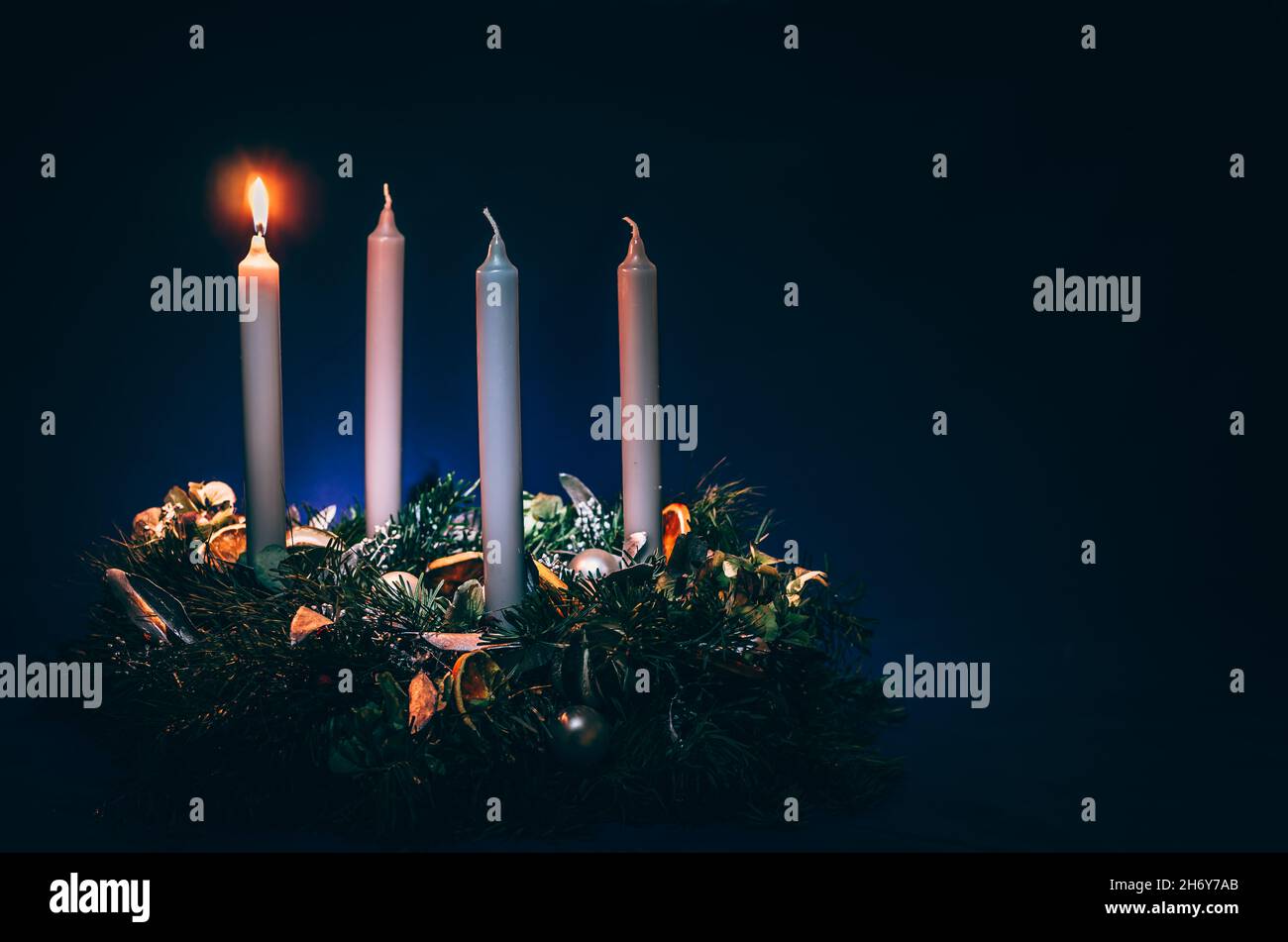 1. adventskonzept mit einer glühenden brennenden Kerze Kopierraum Stockfoto
