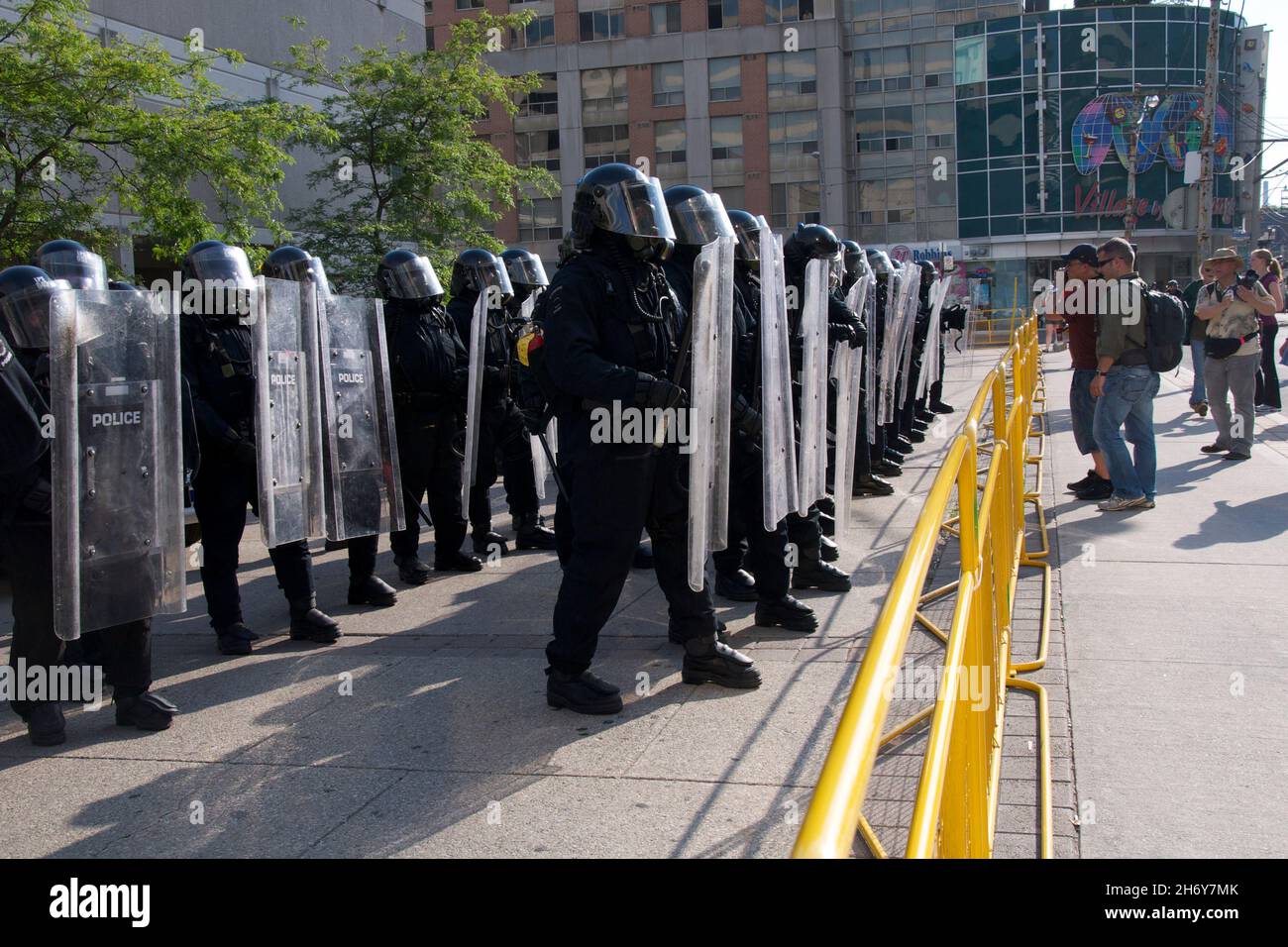 Toronto, Ontario, Kanada - 06/25/2010 : die Polizei von Riot schränkt die Bewegung der Demonstranten vom Gipfel G20 auf der Polizeistation von Toronto (52 Division) am Juni ein Stockfoto