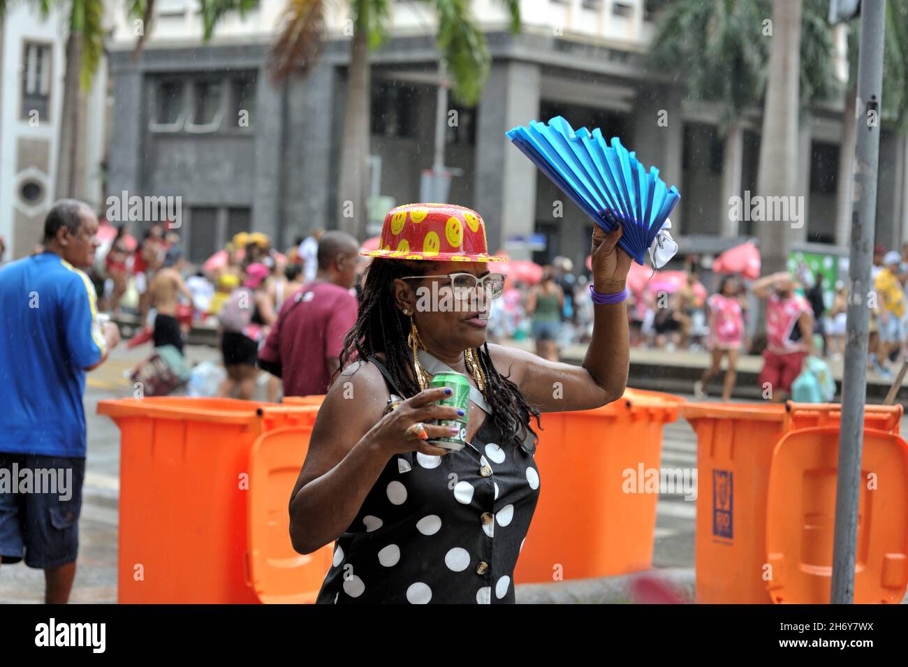 Brasilien – 22. Februar 2020: Eine kostümierte Nachtschwärmer tanzt, während sie an den traditionellen Karnevalsstrassen-Paraden in der Innenstadt von Rio de Janeiro teilnimmt Stockfoto