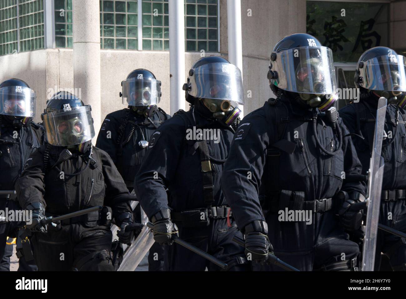 Toronto, Ontario, Kanada - 06/25/2010 : die Polizei von Riot ist voll im Gang, um Tausende von Aktivisten zu kontrollieren, die vor dem Gipfel von G20 protestieren Stockfoto