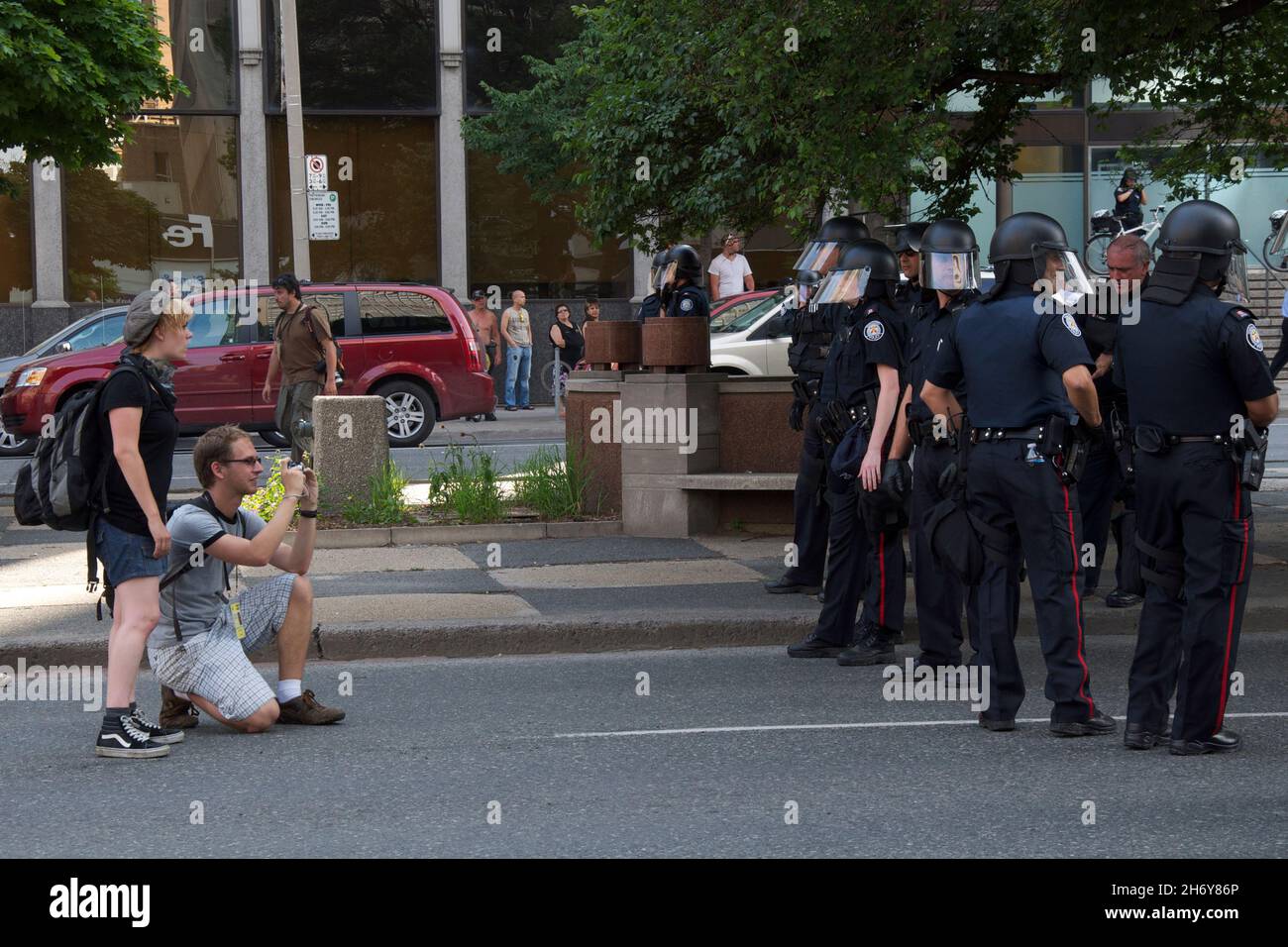 Toronto, Ontario, Kanada - 25. Juni 2010: Randalierer konfrontieren die Randalierungspolitik in einem Protest vor dem G20-Gipfel Stockfoto