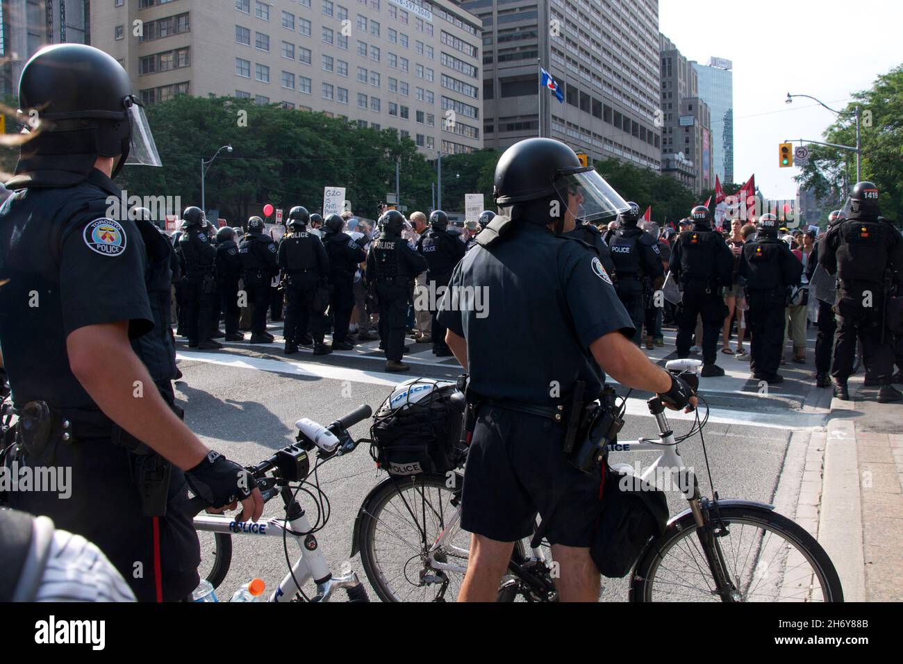 Toronto, Ontario, Kanada - 06/25/2010 : die Polizei von Riot ist voll im Gang, um Tausende von Aktivisten zu kontrollieren, die in einem Protest vor der Universität entlang marschieren Stockfoto