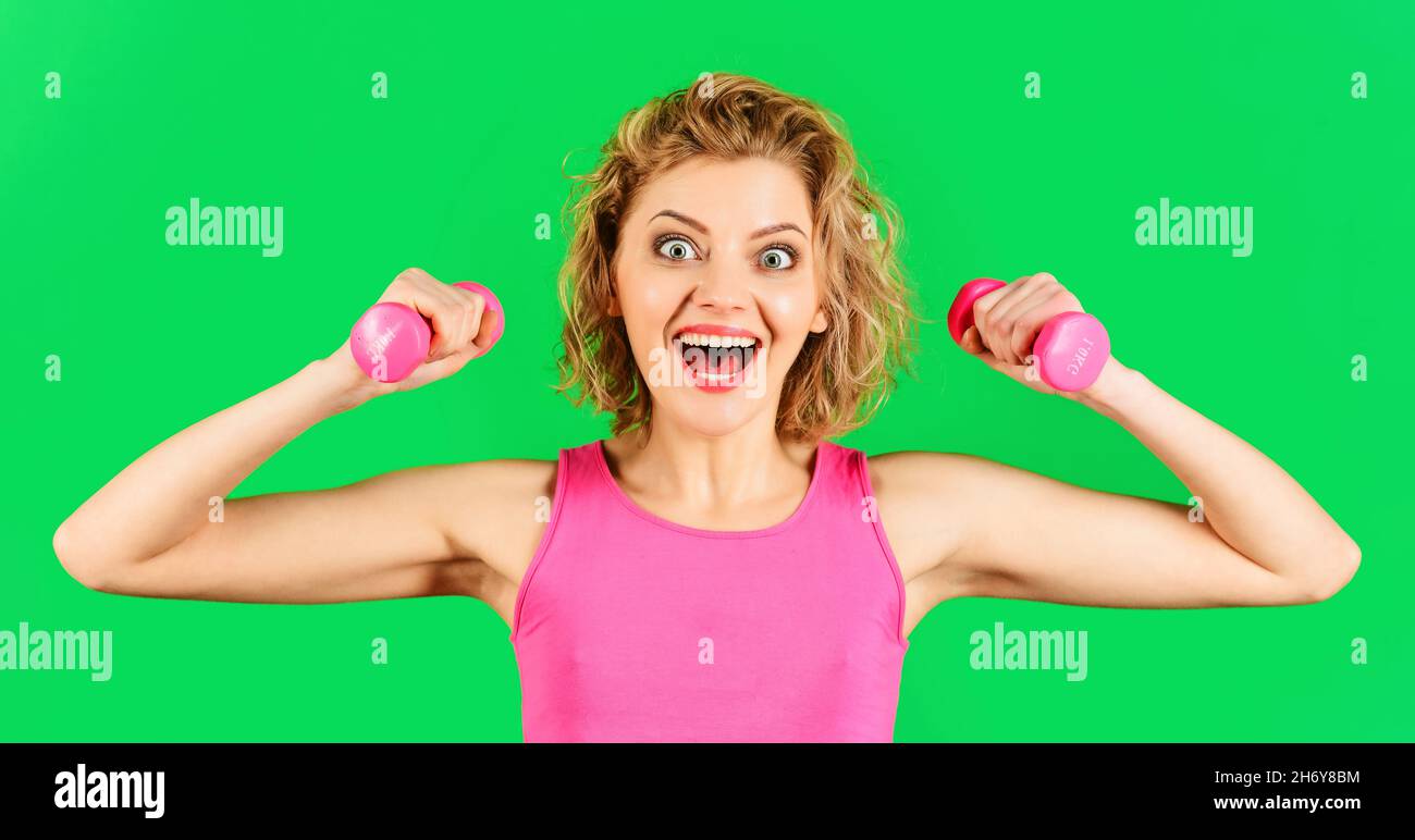 Sportliche Frau mit Hanteln. Glückliches Mädchen macht Übung. Workout, Fitness. Sport, gesunder Lebensstil. Stockfoto