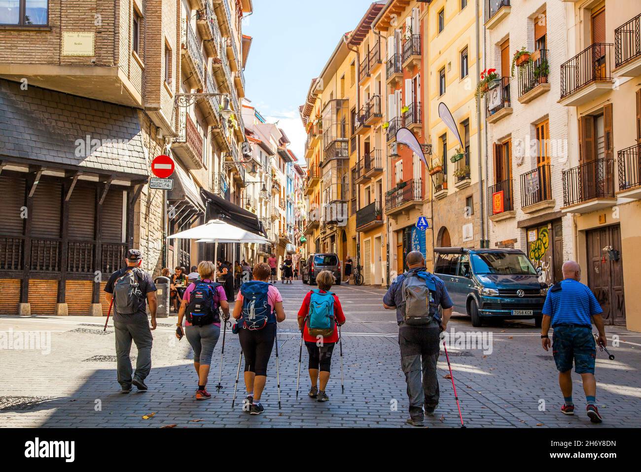 Pilger auf dem Jakobsweg der Jakobsweg durch die spanische Stadt Pamplona Navarra Spanien Stockfoto