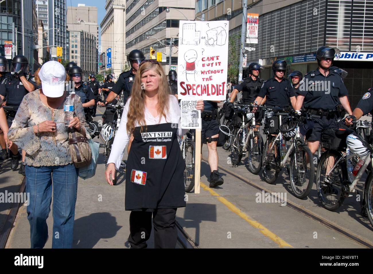 Toronto, Ontario, Kanada - 06/25/2010 : Einsatz von Riot-Richtlinien entlang der College-Straße in der Innenstadt von Toronto mit der Teilnahme an einem Protest vor der t Stockfoto