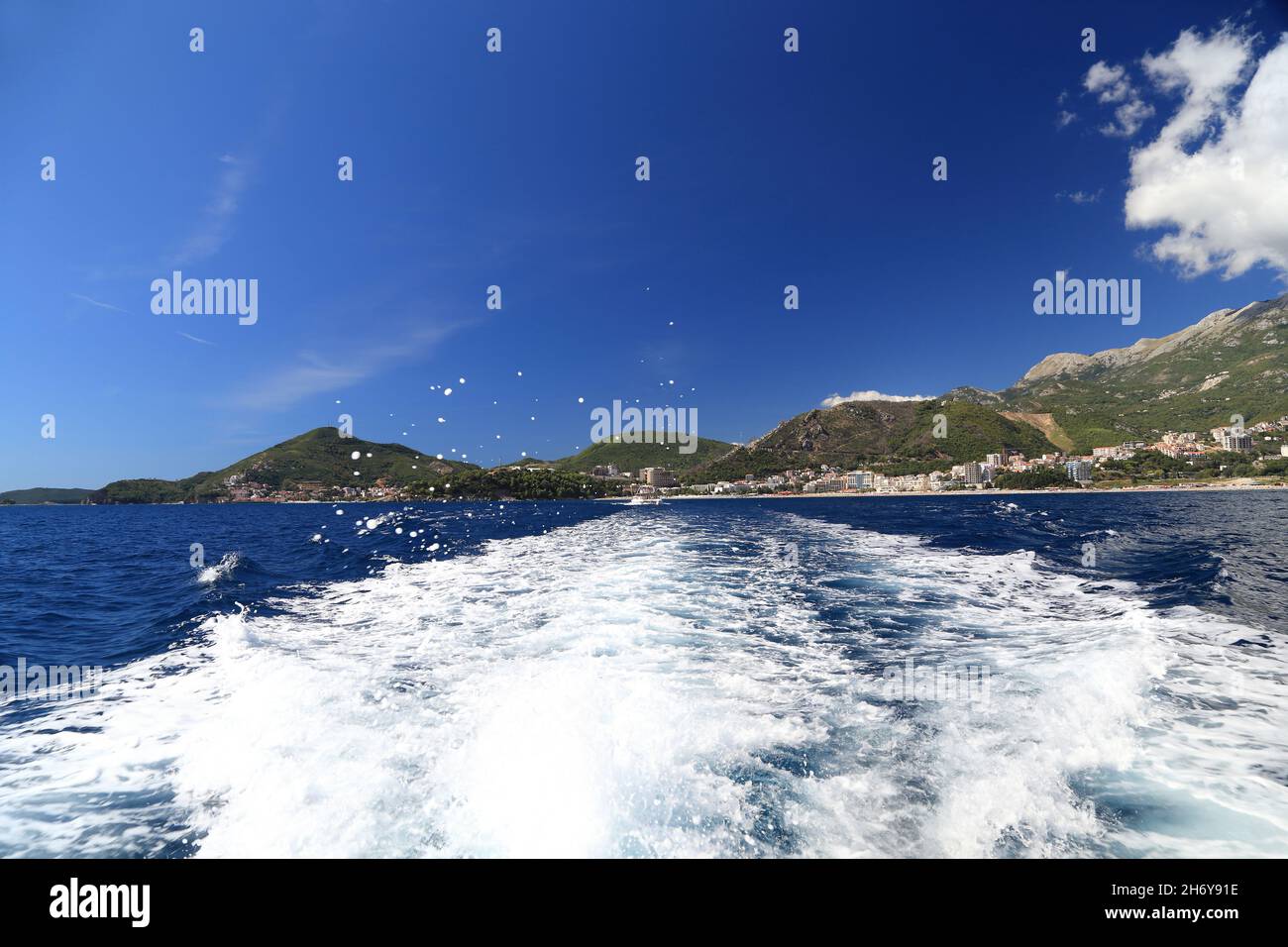 BECICI, MONTENEGRO - 14. SEPTEMBER 2013: Es ist ein Blick auf die Siedlung, die hinter dem Kielboot blieb. Stockfoto BECICI, MONTENEGRO - 14. SEPTEMBER 2013: Es ist ein Blick auf die Siedlung, die hinter dem Kielboot blieb. Stockfoto