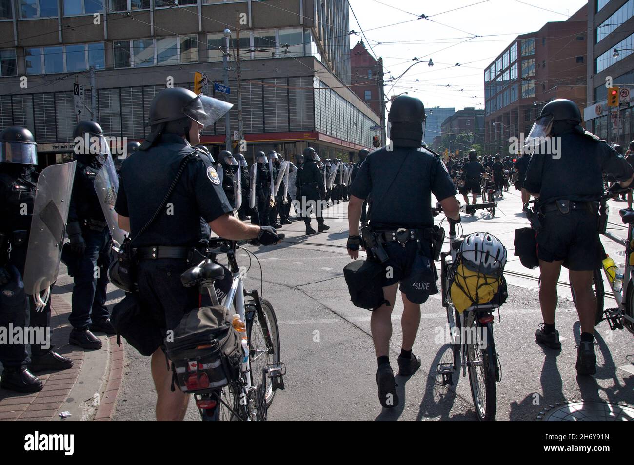 Toronto, Ontario, Kanada - 06/25/2010 : Einsatz von Riot-Richtlinien entlang der College-Straße in der Innenstadt von Toronto mit der Teilnahme an einem Protest vor der t Stockfoto