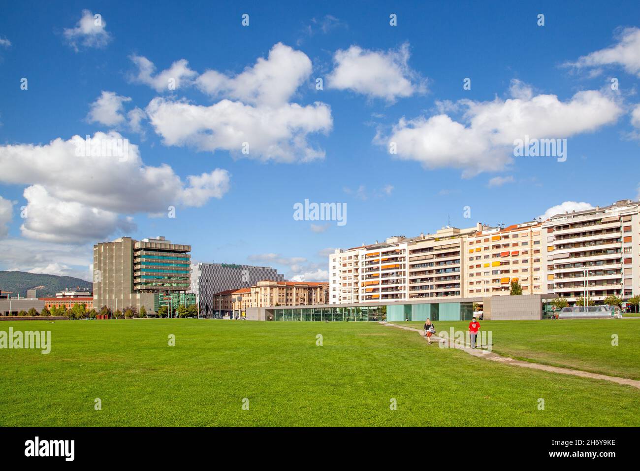 Moderne Apartments hinter der Grünfläche Ciudadela de Pamplona in der spanischen Stadt Pamplona Navarra im Norden Spaniens Stockfoto