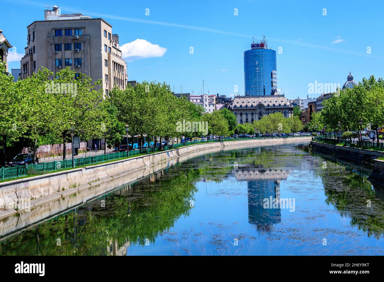 Bukarest, Rumänien, 9. Mai 2021 - Alte Gebäude in der Nähe des Natiunile Unite Square (Piata Natiunile Unite) und der Brücke über den Dambovita Fluss und dem wolkenblauen Himmel i Stockfoto