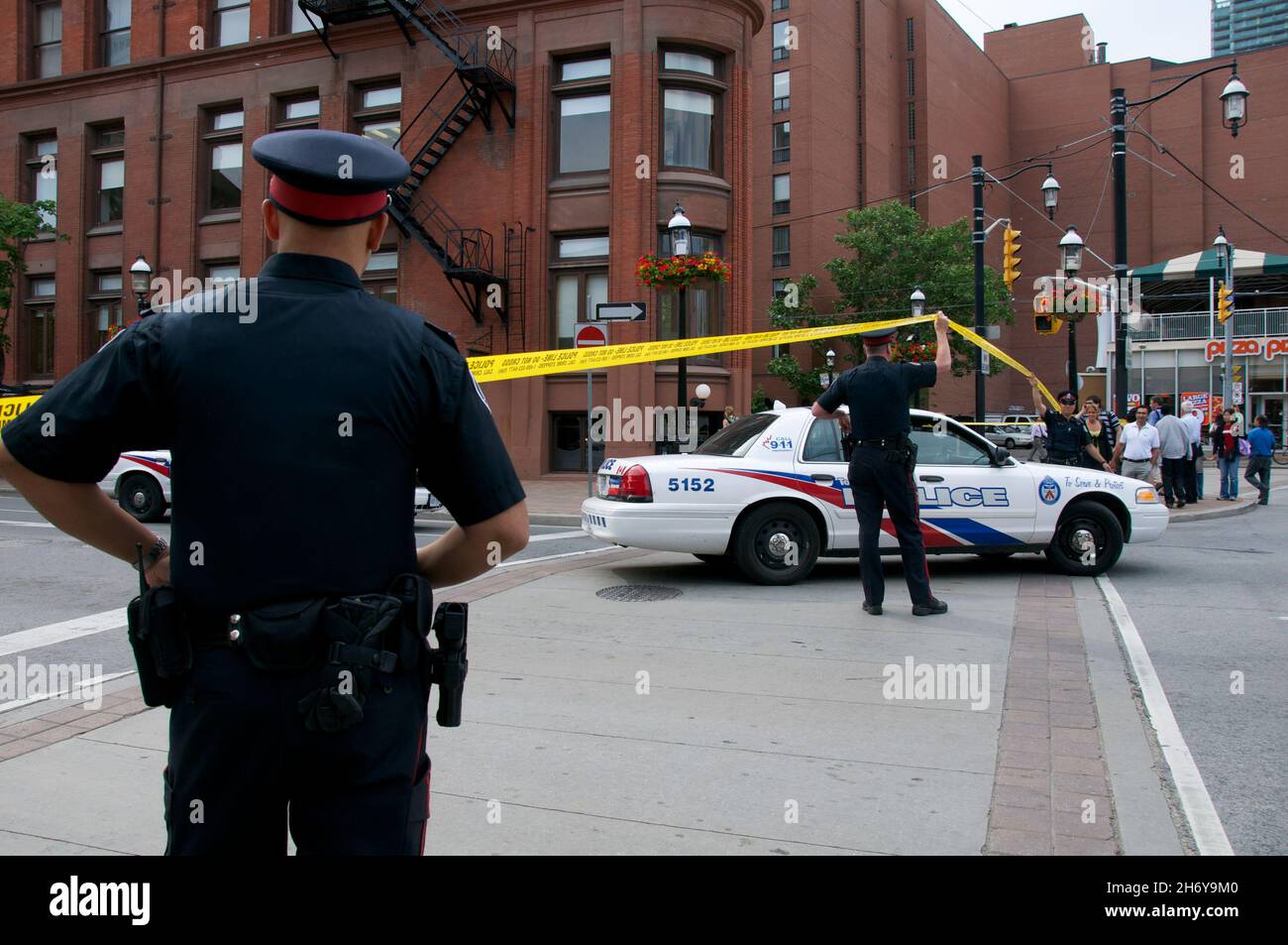 Toronto, Ontario, Kanada - 06/04/2010: POLIZEISTREIFEN und Polizeiautos, die das Gebiet blockieren Stockfoto