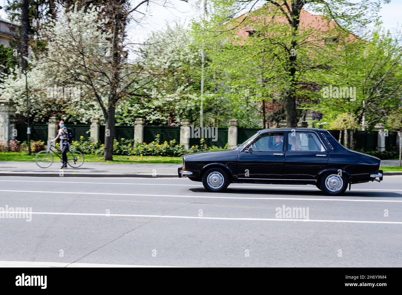 Bukarest, Rumänien, 24. April 2021 Alter schwarzer Retro-rumänischer Dacia 1300-Klassiker im Verkehr auf einer Straße an einem sonnigen Frühlingstag Stockfoto