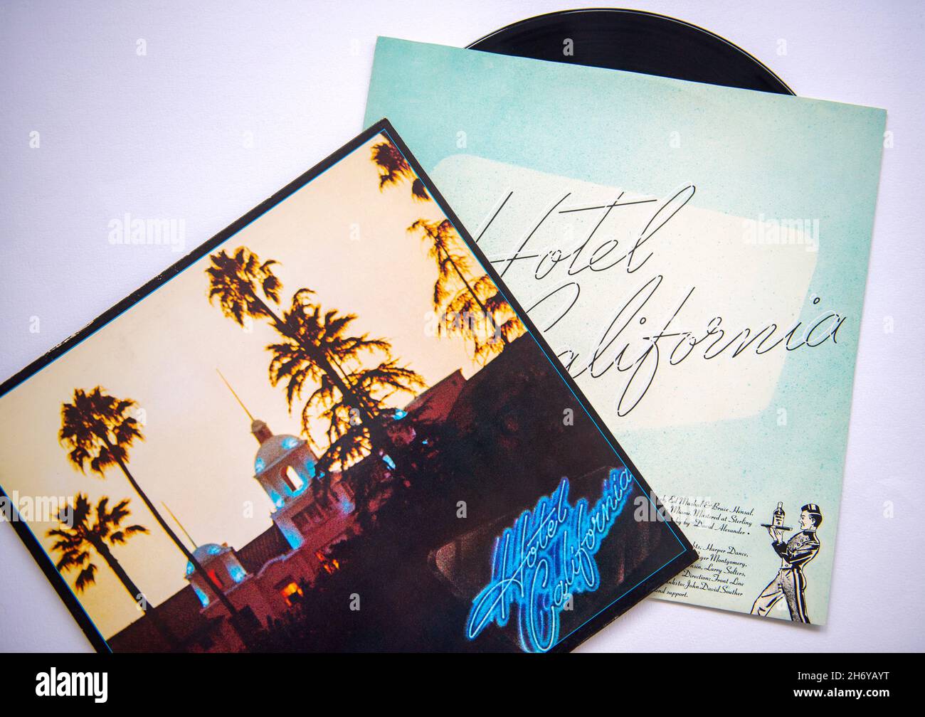 LP-Cover, Innenhülle und Vinyl des Albums Hotel California, das 1976 von der amerikanischen Band The Eagles veröffentlicht wurde Stockfoto