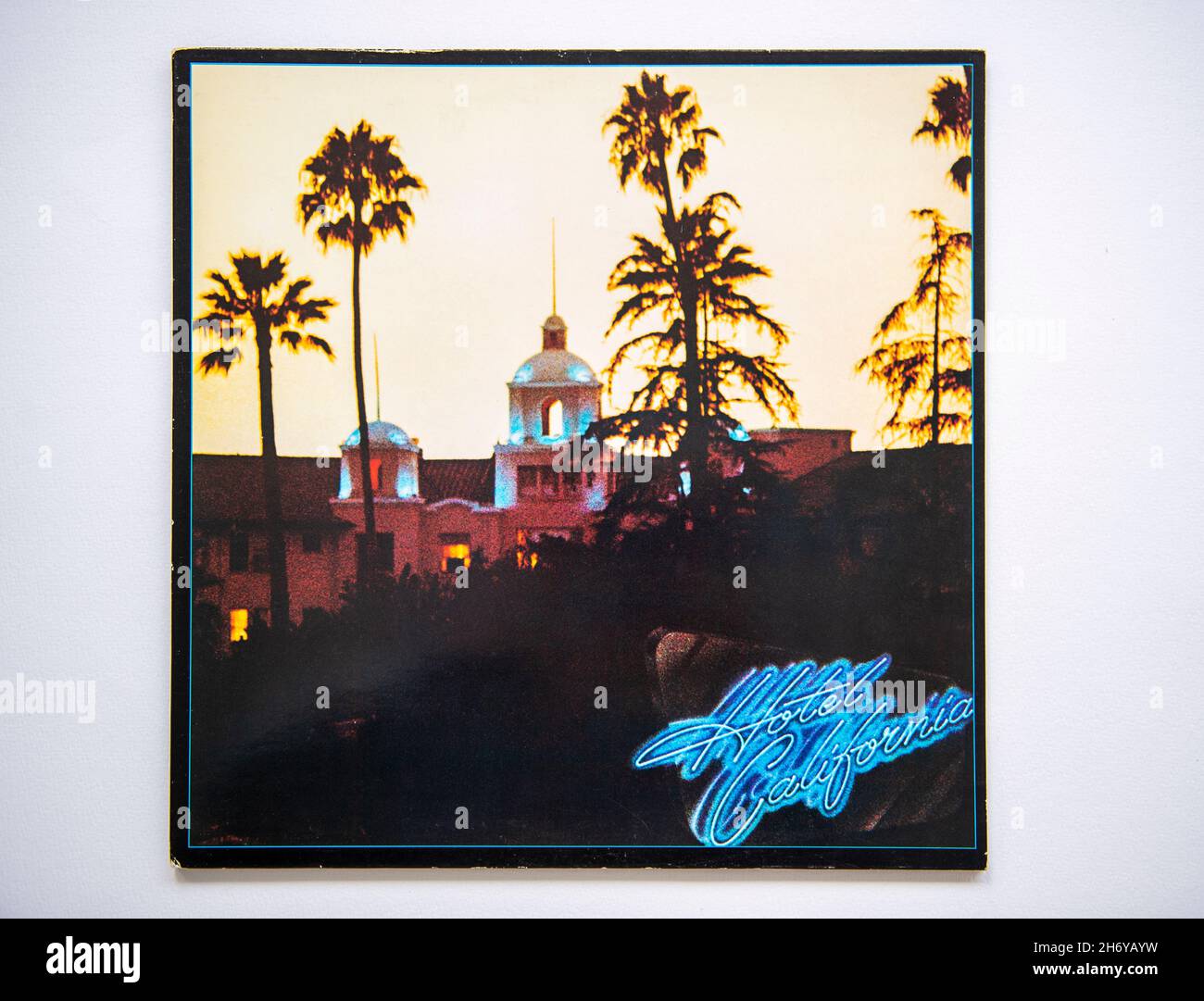 LP-Cover des Albums Hotel California, das 1976 von der amerikanischen Band The Eagles veröffentlicht wurde Stockfoto