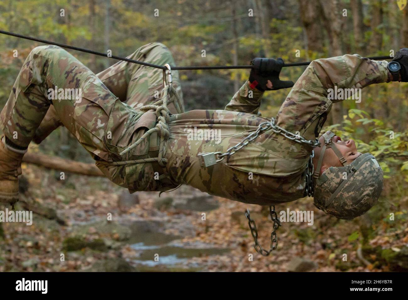 Fort Knox, Kentucky, USA. November 2021. Cadet Robbie Pinto, University of Louisville, manövriert sich während des One Rope Bridge Supply Events bei der 7. Brigade Army ROTC Ranger Challenge am 6. November 2021 vorsichtig über einen Bach. Cadet-Teams aus 38 verschiedenen Schulen trafen sich in Fort Knox, Ky. Vom 5. Bis 7. November 2021 werden die beiden besten Teams beim Sandhurst Military Skills Competition, der 2022 von der US-Militärakademie West Point veranstaltet wird, antreten. Kredit: U.S. Army/ZUMA Press Wire Service/ZUMAPRESS.com/Alamy Live Nachrichten Stockfoto