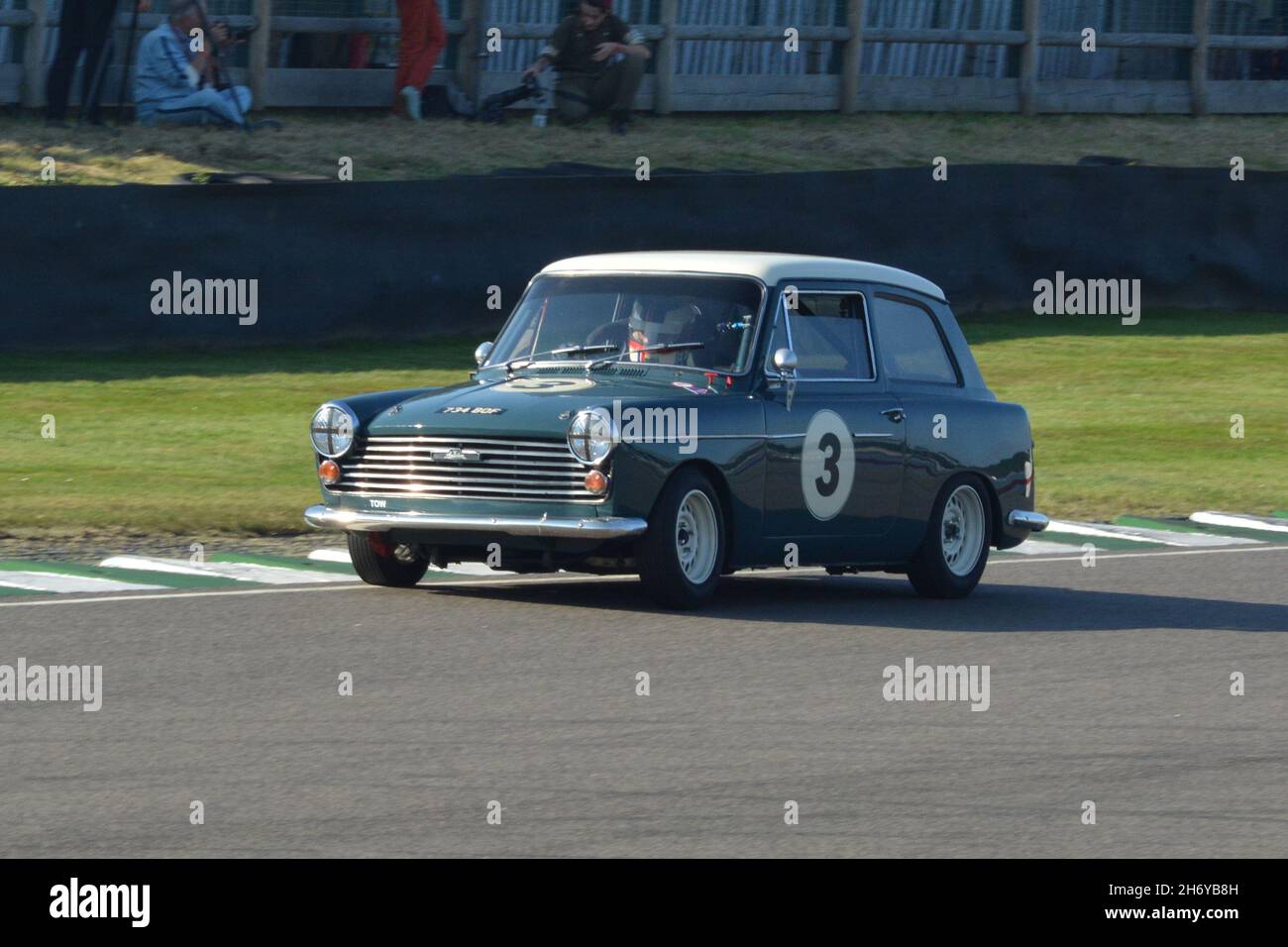 James Thorpe's #3 Austin A40 Mk 2 von Jean-Eric Vergne im Teil 1 des St. Mary's Trophy-Rennens Goodwood Revival 18th Sep 2021 Stockfoto