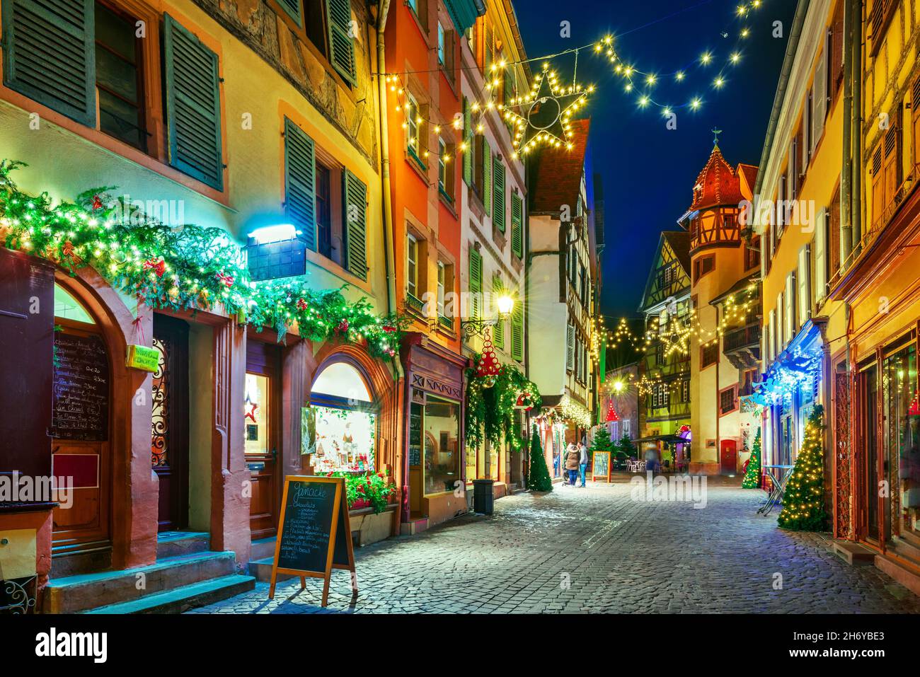 Colmar, Frankreich. Traditionelle elsässische, weihnachtlich geschmückte Straße mit Fachwerkhäusern, Elsass. Stockfoto