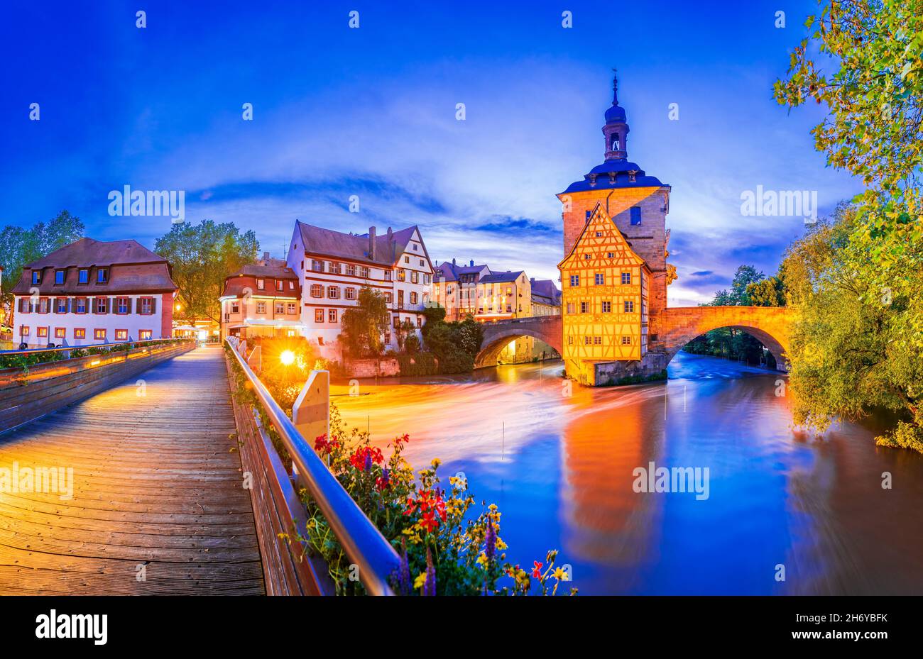 Bamberg, Bayern. Altes Rathaus, Obere Brucke und Regnitz in der Abenddämmerung beleuchtet. Deutschland Städtereise Ort. Stockfoto