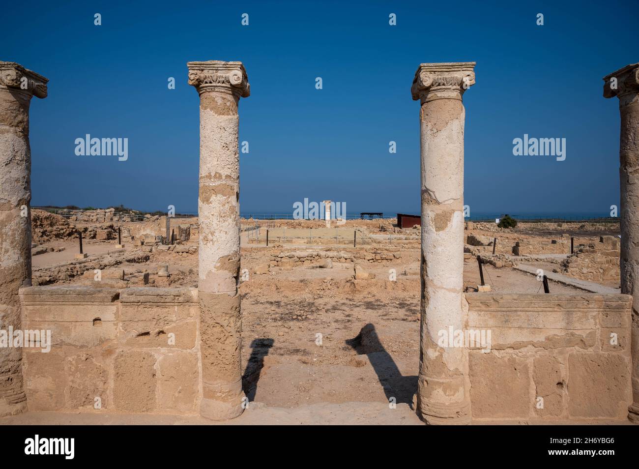 Säulen und Strukturen sind Teil der antiken ruinen der römer im Archäologischen Park Nea Paphos - Zypern Stockfoto