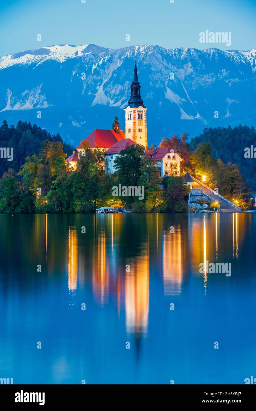 Bled, Slowenien. Herrlicher Blick auf den Bleder See, die Insel und die Kirche mit den Julischen Alpen (Stol, Vrtaca, Begunjscica) im Hintergrund, Europa. Stockfoto