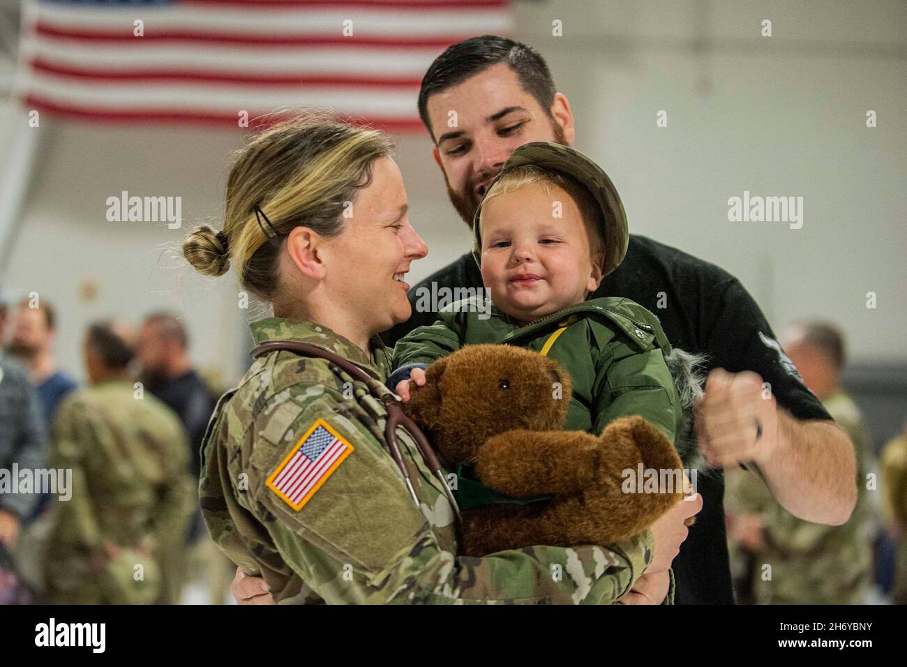 Boise, Idaho, USA. November 2021. Mehr als 250 Soldaten der größten Einheit der Idaho Nationalgarde, dem 116. Kampfteam der Kavalleriebrigade, reisten am 5. November 2021 für einen 12-monatigen Einsatz nach Südwestasien zur Unterstützung der Operation Spartan Shield ab. OSS ist eine gemeinsame Mission unter dem US Central Command und Teil der Operation Enduring Freedom. Auch Soldaten der 116. CBCT-Einheiten in Montana, Nevada und Oregon sowie der Florida Army National Guard werden unter die Task Force fallen. Quelle: U.S. National Guard/ZUMA Press Wire Service/ZUMAPRESS.com/Alamy Live News Stockfoto