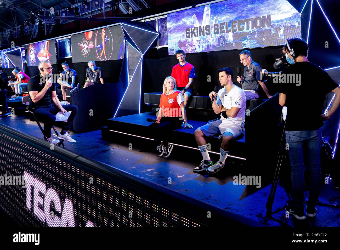 EINDHOVEN, NIEDERLANDE - NOVEMBER 18: Moderator Mark Forster, Coach Tom Rushton von Engery Standard, Coach Cyndi Gallagher von DC Trident, Coach Byron McDonald vom Team Toronto Titans, Trainer Matteo Giunta vom Team Aqua Centurions während des ISL-Playoff-Spiels 3 Tag 1 im Pieter van den Hoogenband Zwembad am 18. November 2021 in Eindhoven, Niederlande (Foto: Jeroen Meuwsen/Orange Picots) Stockfoto