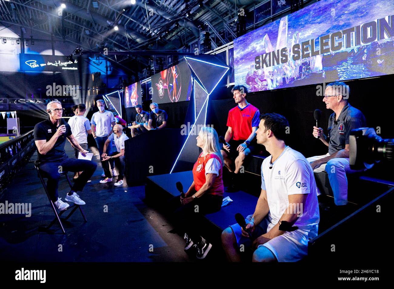 EINDHOVEN, NIEDERLANDE - NOVEMBER 18: Moderator Mark Forster, Coach Tom Rushton von Engery Standard, Coach Cyndi Gallagher von DC Trident, Coach Byron McDonald vom Team Toronto Titans, Trainer Matteo Giunta vom Team Aqua Centurions während des ISL-Playoff-Spiels 3 Tag 1 im Pieter van den Hoogenband Zwembad am 18. November 2021 in Eindhoven, Niederlande (Foto: Jeroen Meuwsen/Orange Picots) Stockfoto