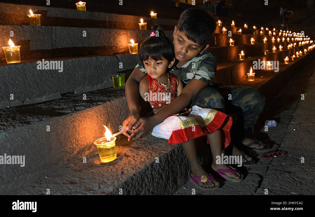 Mumbai, Indien. November 2021. Die Kinder sahen während der Feier eine Diya (irdne Lampe) im Banganga-Wasserbehälter anzünden. Dev Diwali wird von Hindus durch das Anzünden von Diyas (irdenen Lampen) gefeiert. Es gedenkt auch Lord Shivas Sieg über die Asuras (Dämonen). Kredit: SOPA Images Limited/Alamy Live Nachrichten Stockfoto
